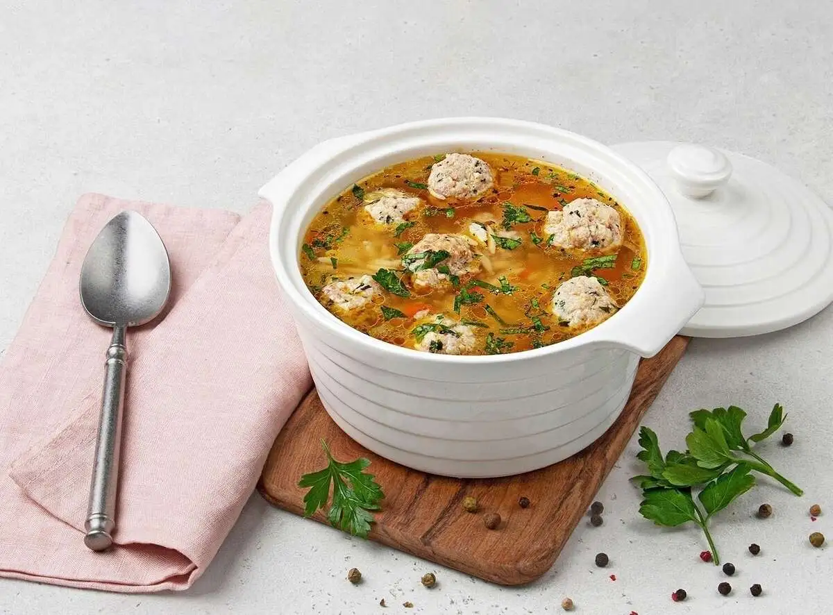 Куриный суп-лапша с фрикадельками, домашней лапшой и перепелиными яйцами