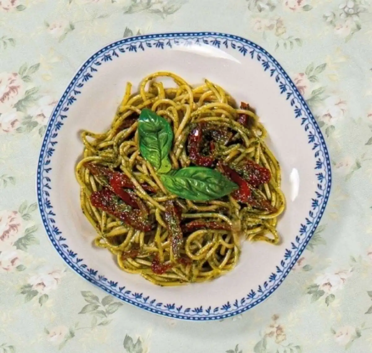 Паста с вялеными томатами и домашним песто