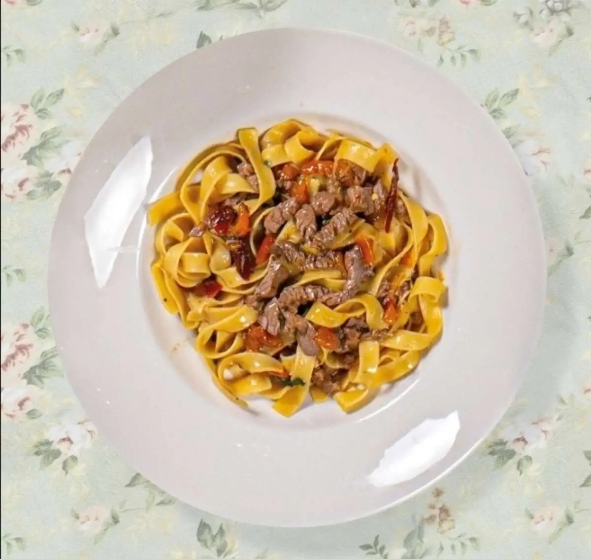 Паста с говядиной, печеным перцем и вялеными томатами