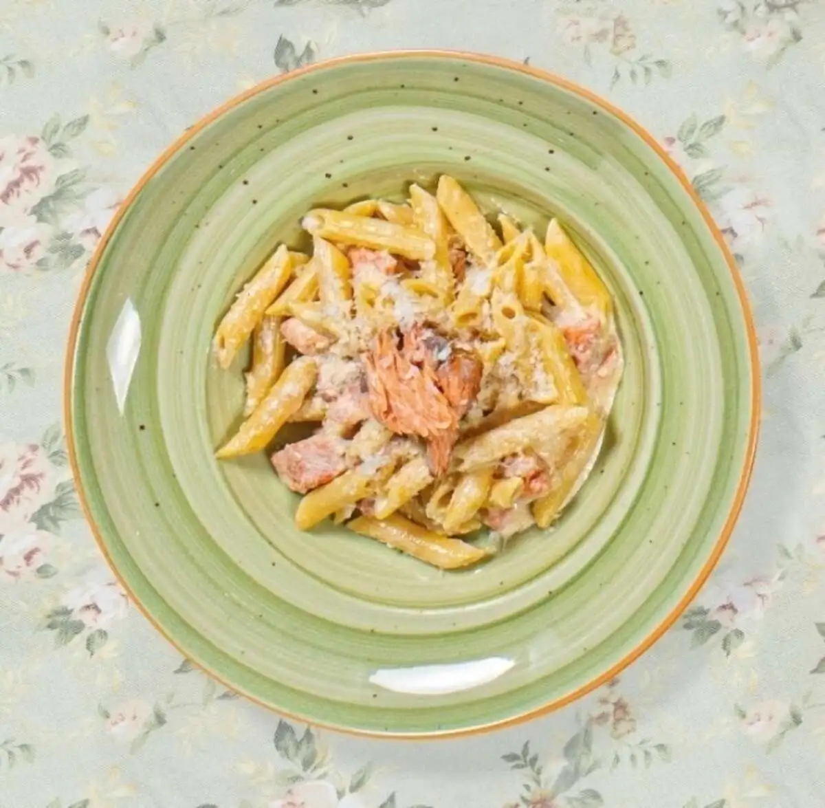 Паста с форелью в сливочном соусе, с пармезаном