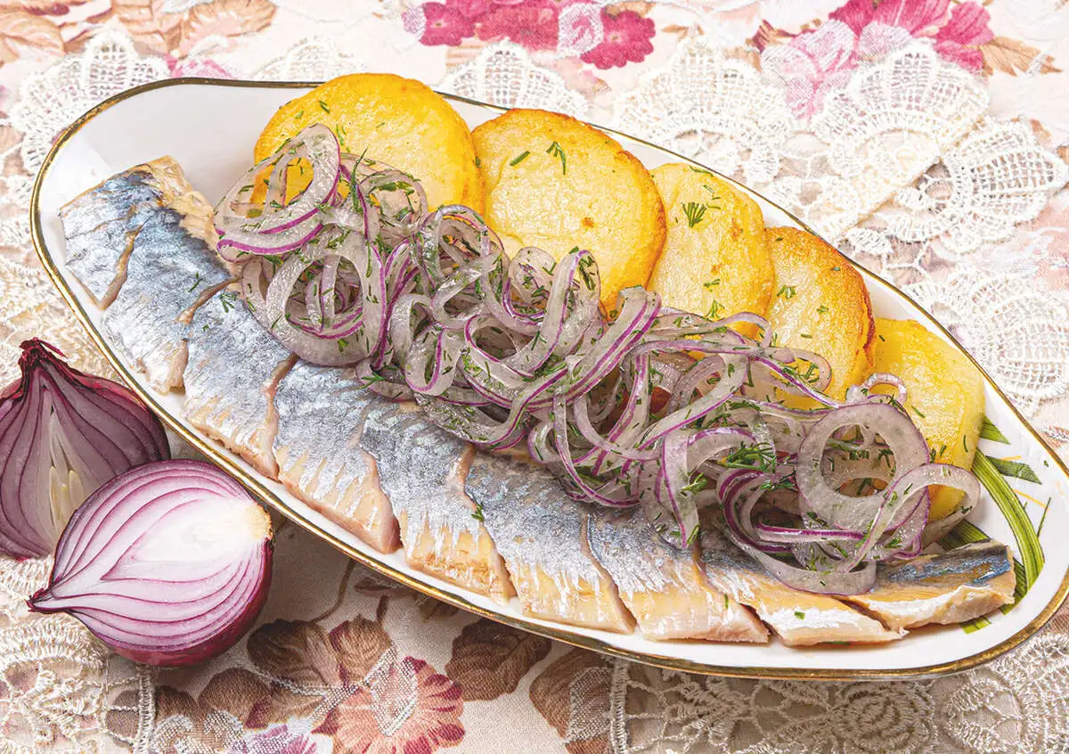 Сельдь собственного пряного посола, с теплым картофелем и маринованным луком