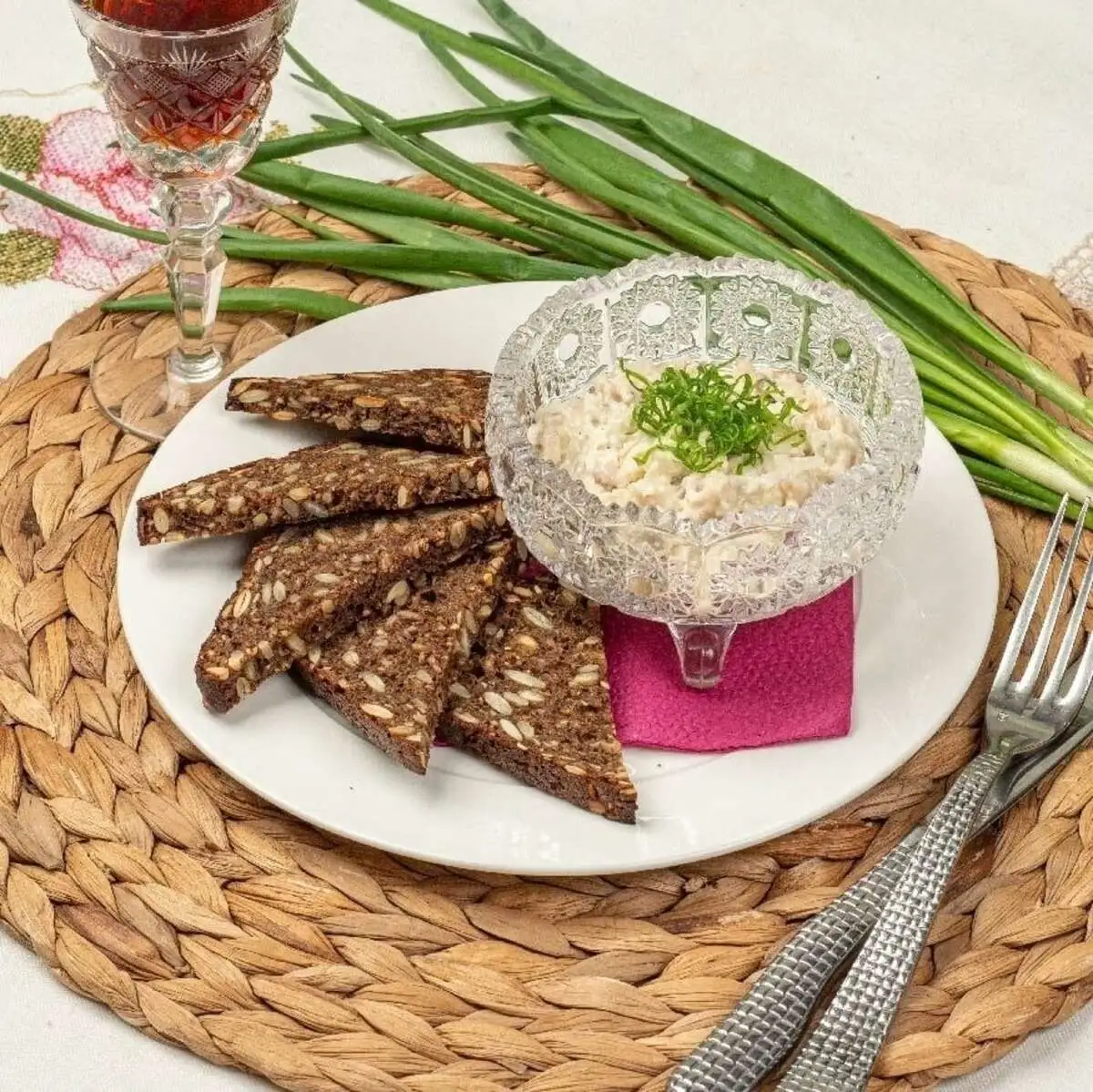 Форшмак с ржаными гренками