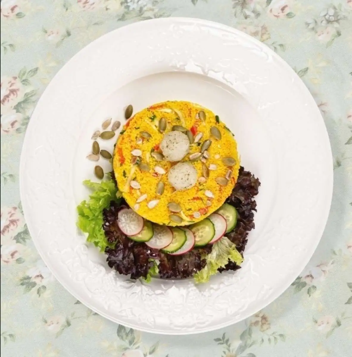 Кус-кус со свежими овощами, тыквенными семечками, лаймовым сорбетом и бальзамическим кремом