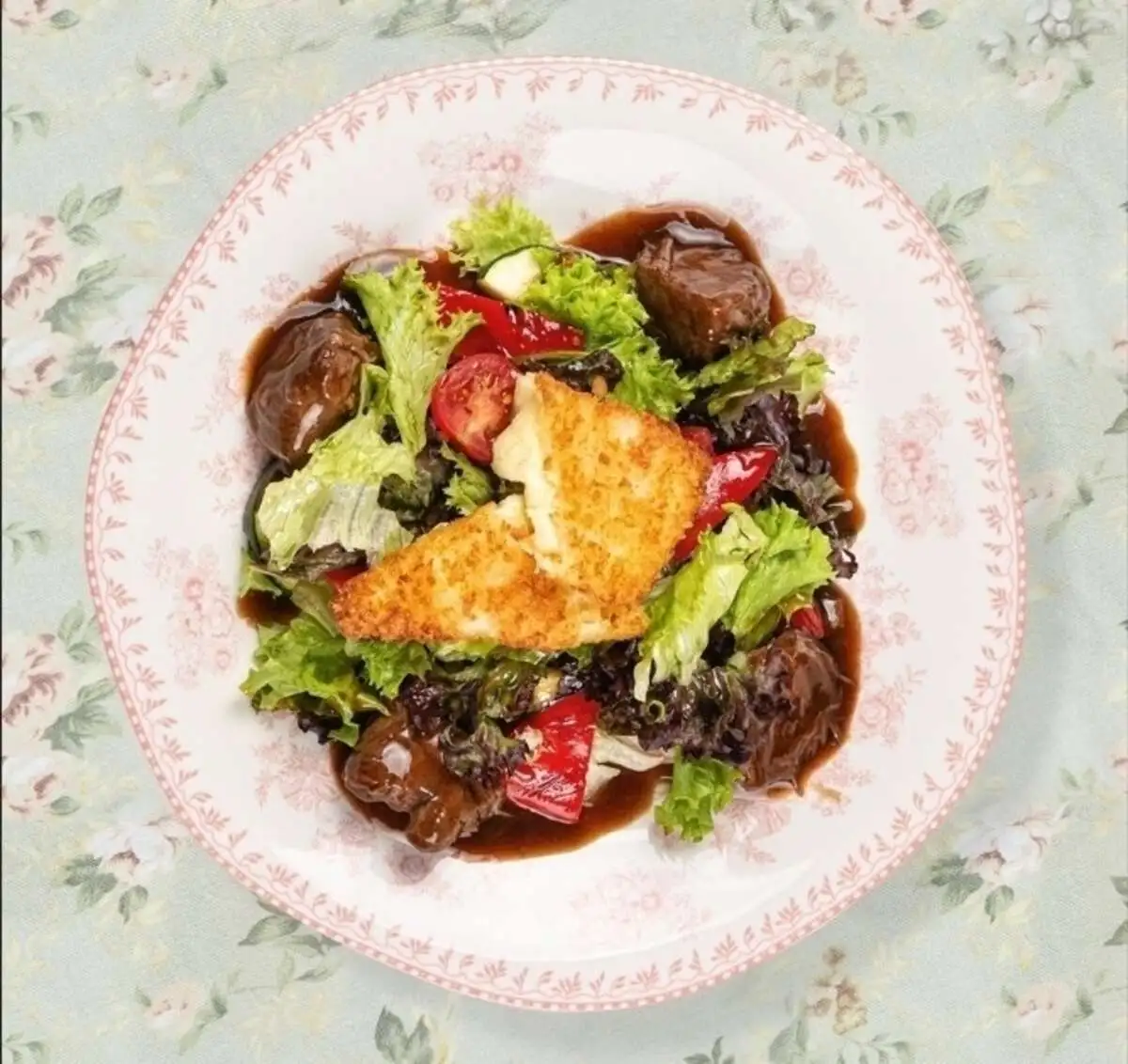 Салат с говяжьими щечками в соусе демиглас, с овощами-гриль и жареным сулугуни