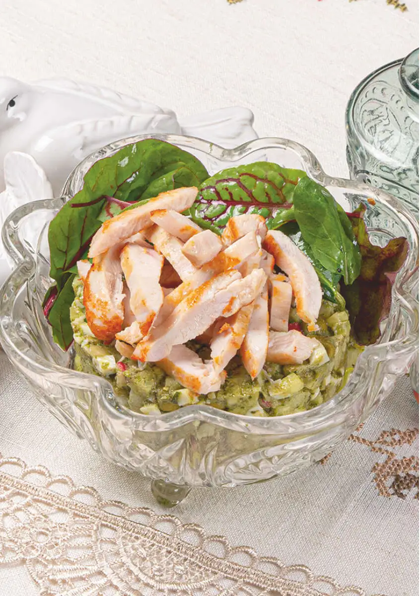 Оливье с жареной курицей и заправкой из базиликового песто