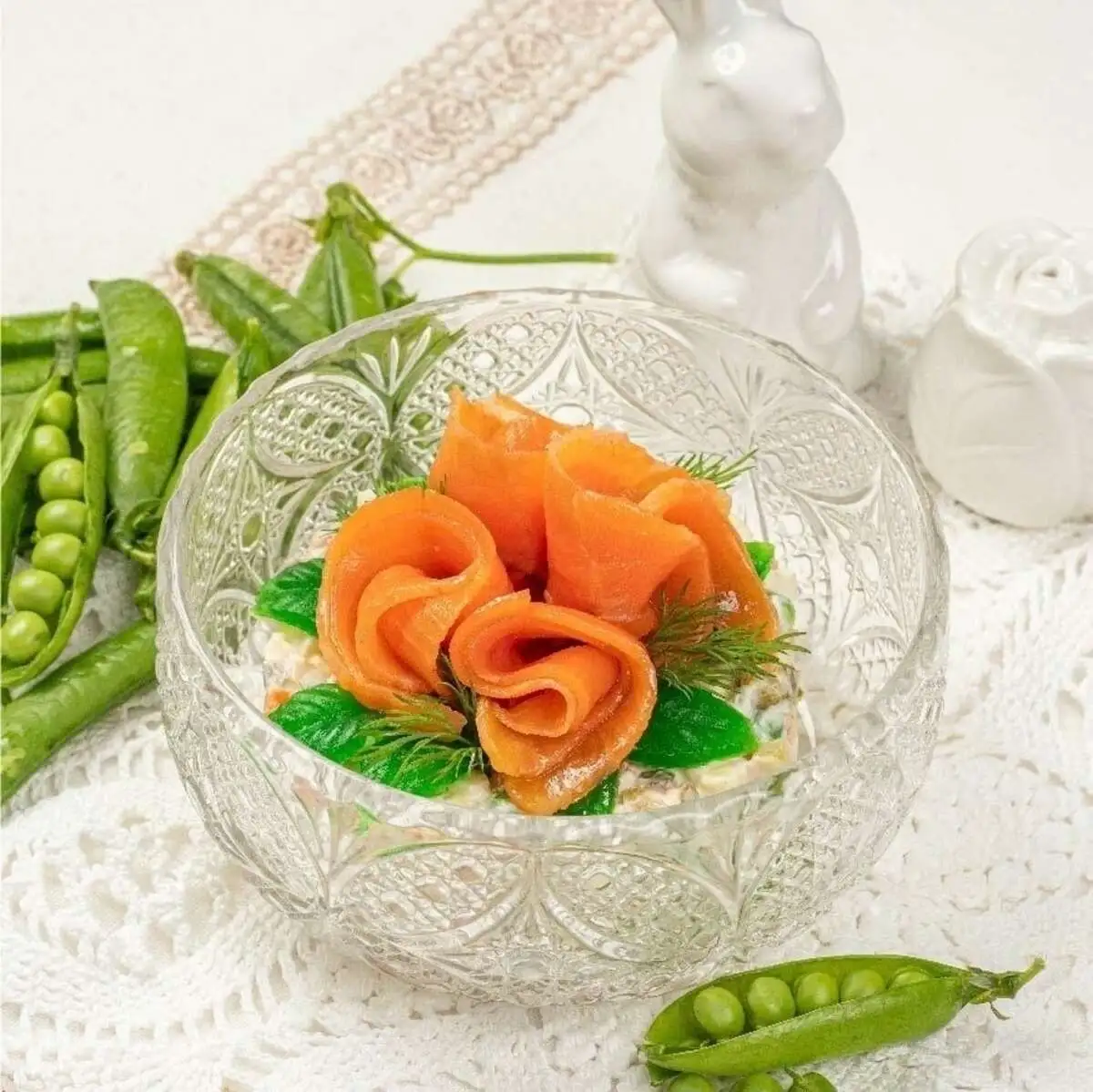 Оливье с малосольной форелью и молодым горошком