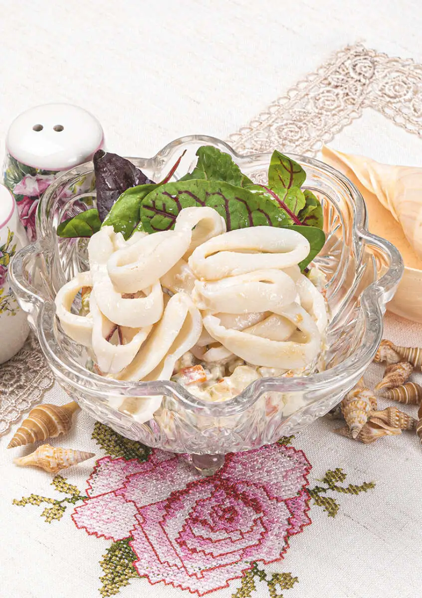 Оливье с жареным кальмаром, соусом терияки и зеленым салатом