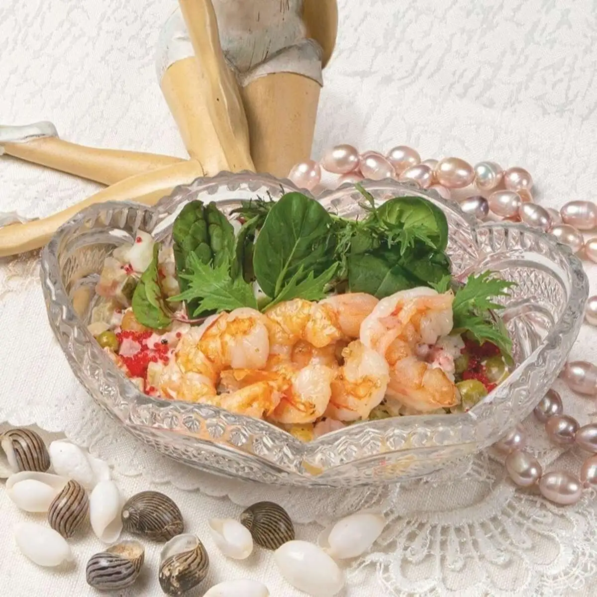 Оливье с тигровыми креветками, апельсиновым ланспиком и икрой тобико