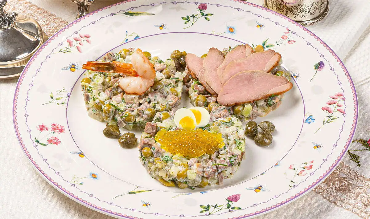 Оливье с утиным филе, телячьим языком, тигровой креветкой и икрой