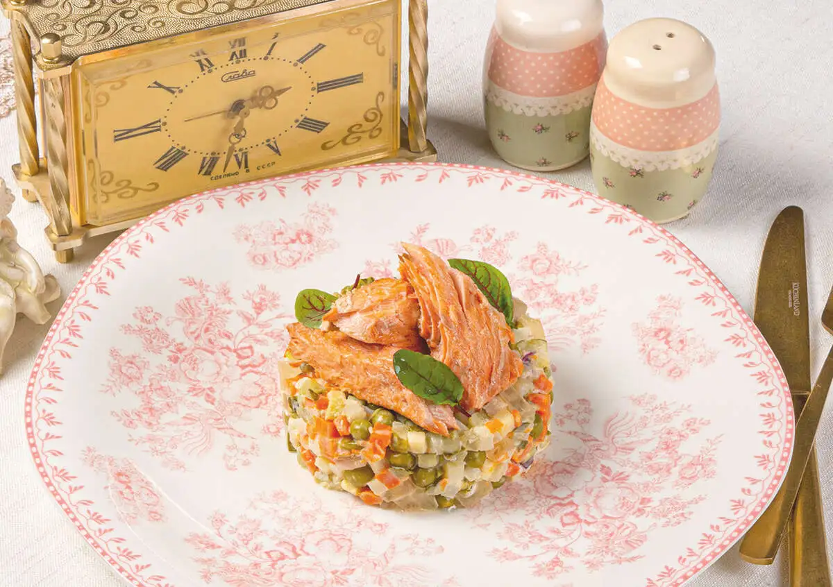 Оливье с форелью горячего копчения, яблоком и красным луком