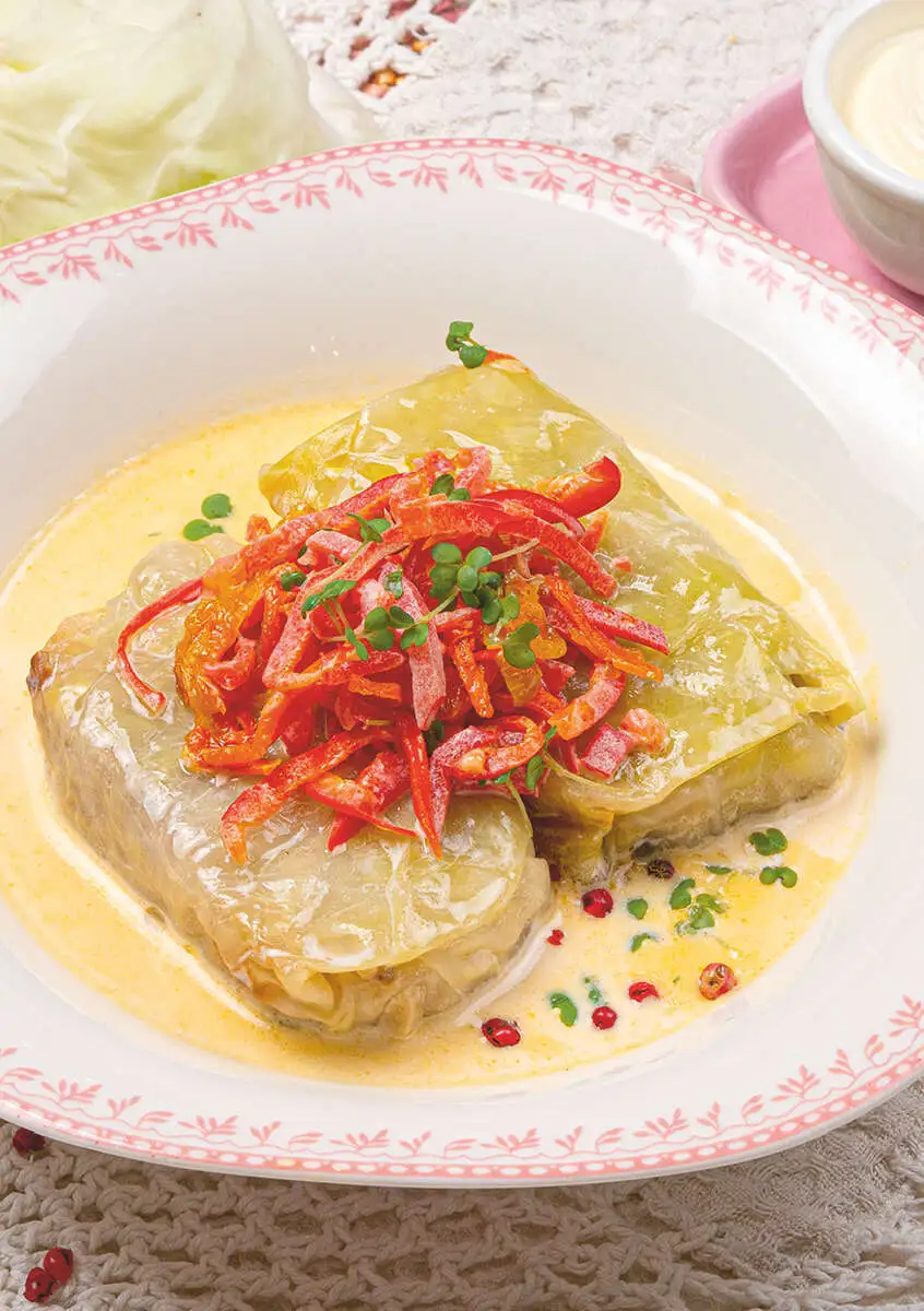 Голубцы в наваристом бульоне со сметаной