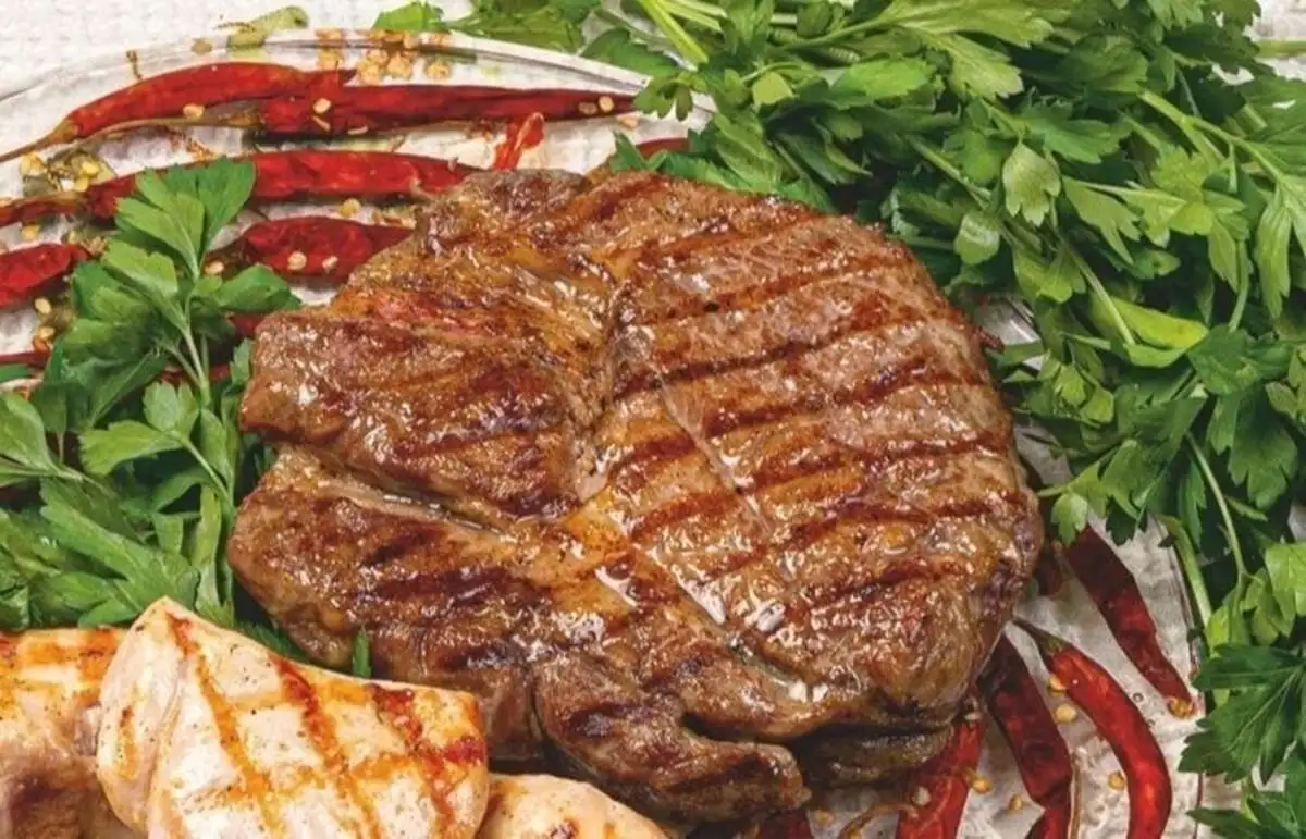 Сочный стейк из свиной шеи на гриле