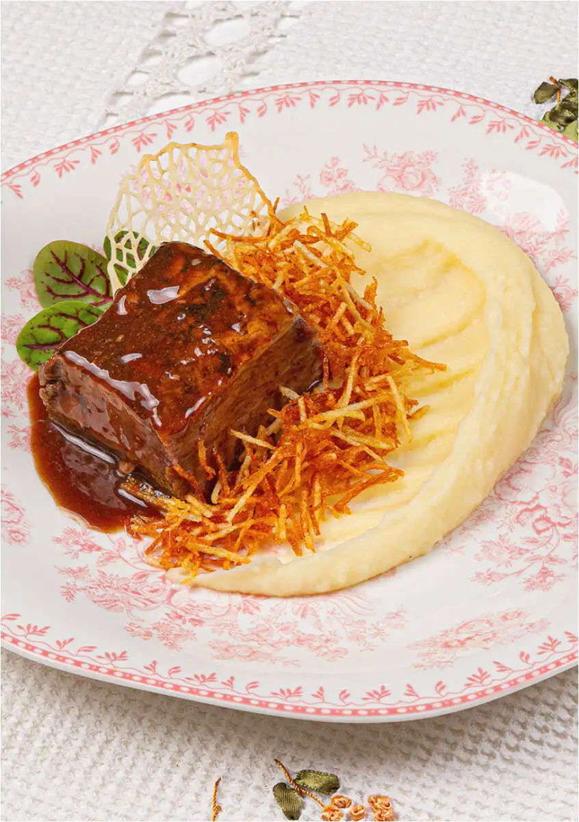 Томленая телячья грудинка в соусе из аджики, с картофельным пюре и картофелем пай