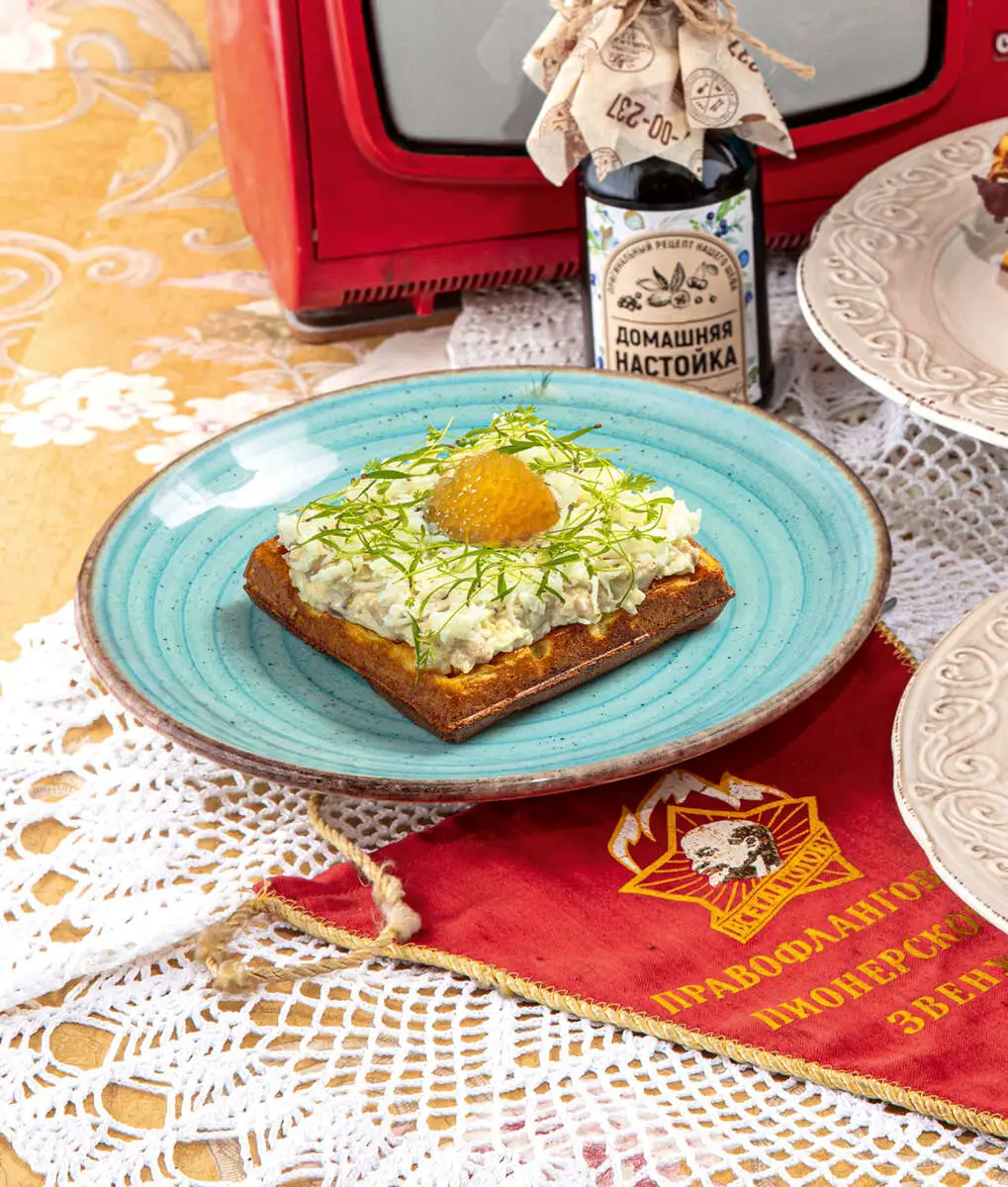 Венская картофельная вафля с форшмаком и икрой щуки