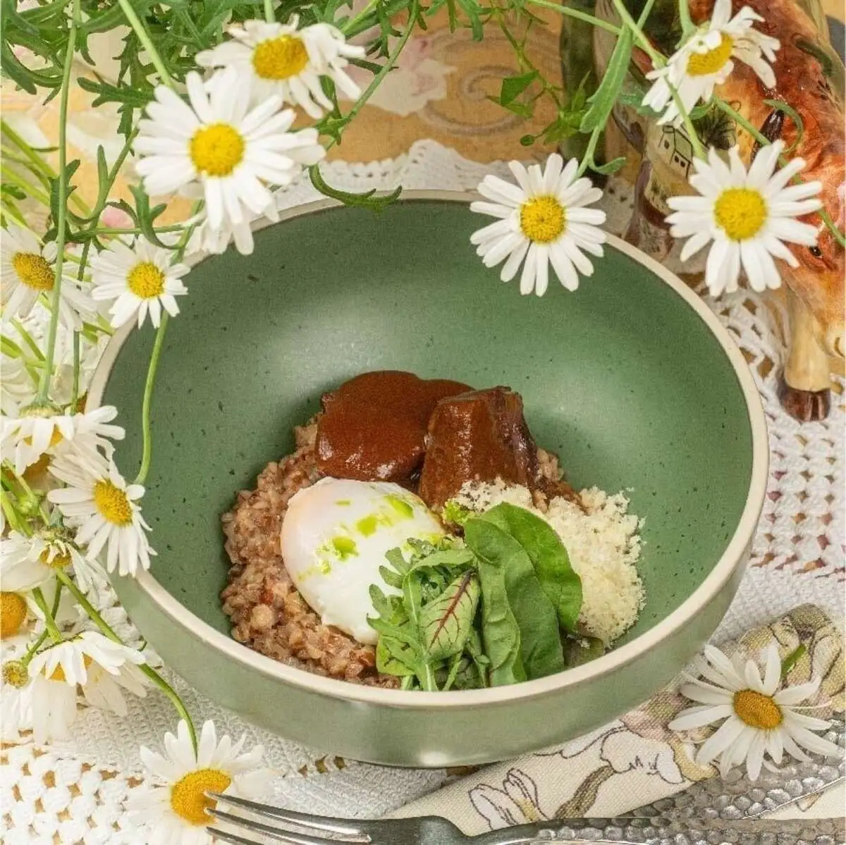 Овсяная каша с семенами льна, пармезаном, фундуком и воздушной карамелью