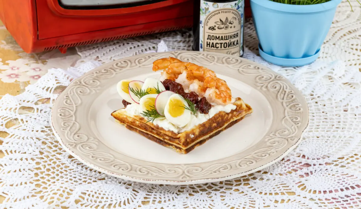 Венская картофельная вафля с тигровыми креветками, перепелиными яйцами и вялеными томатами*