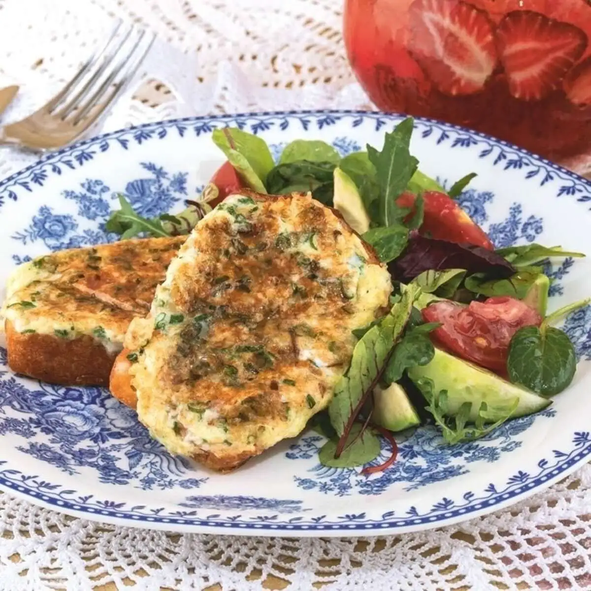 Мамины гренки, запеченные с сыром, с салатом из свежих овощей