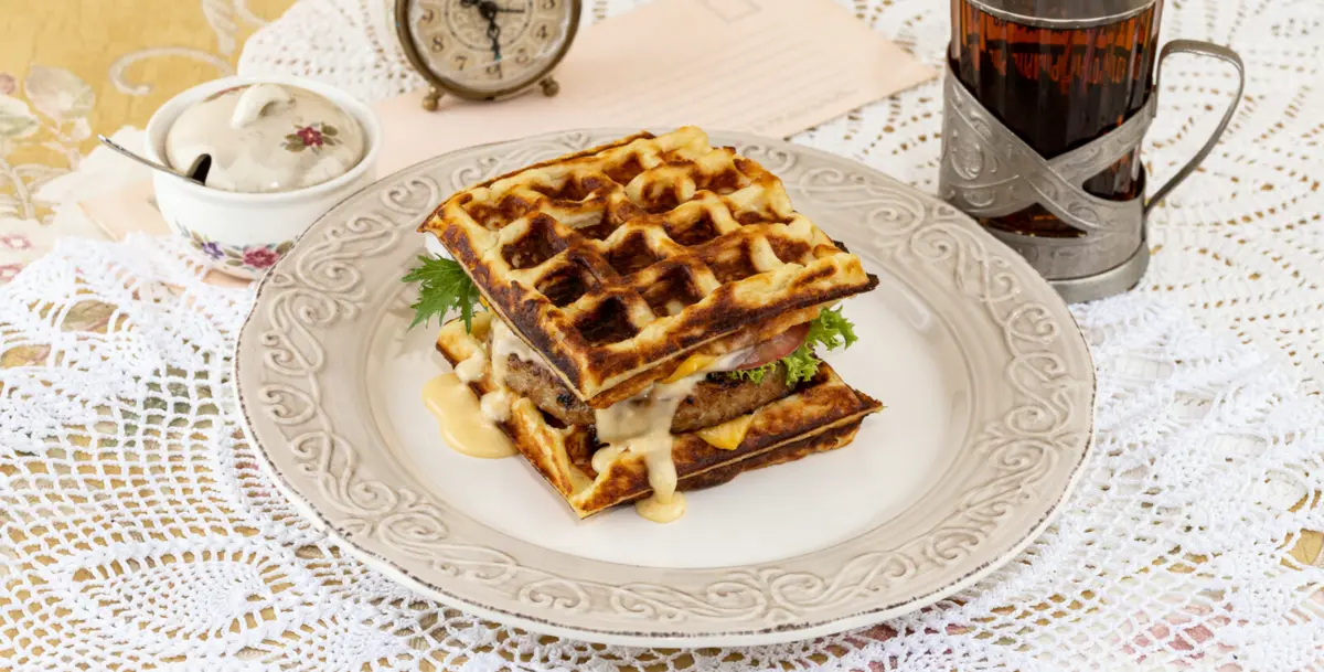 Венский бургер с картофельными вафлями и сочной куриной котлетой под сырным соусом