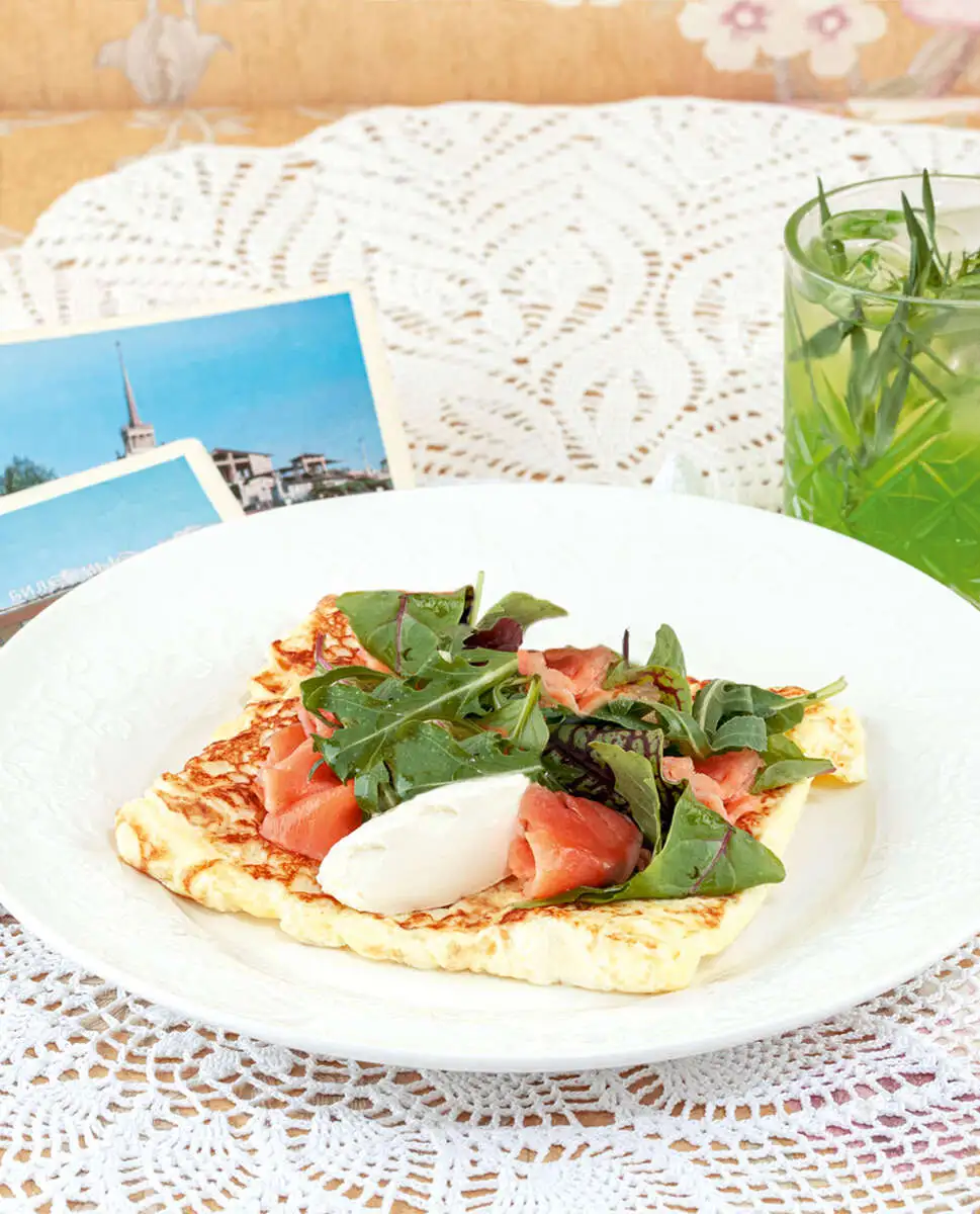 Омлет с малосольной форелью и творожным сыром