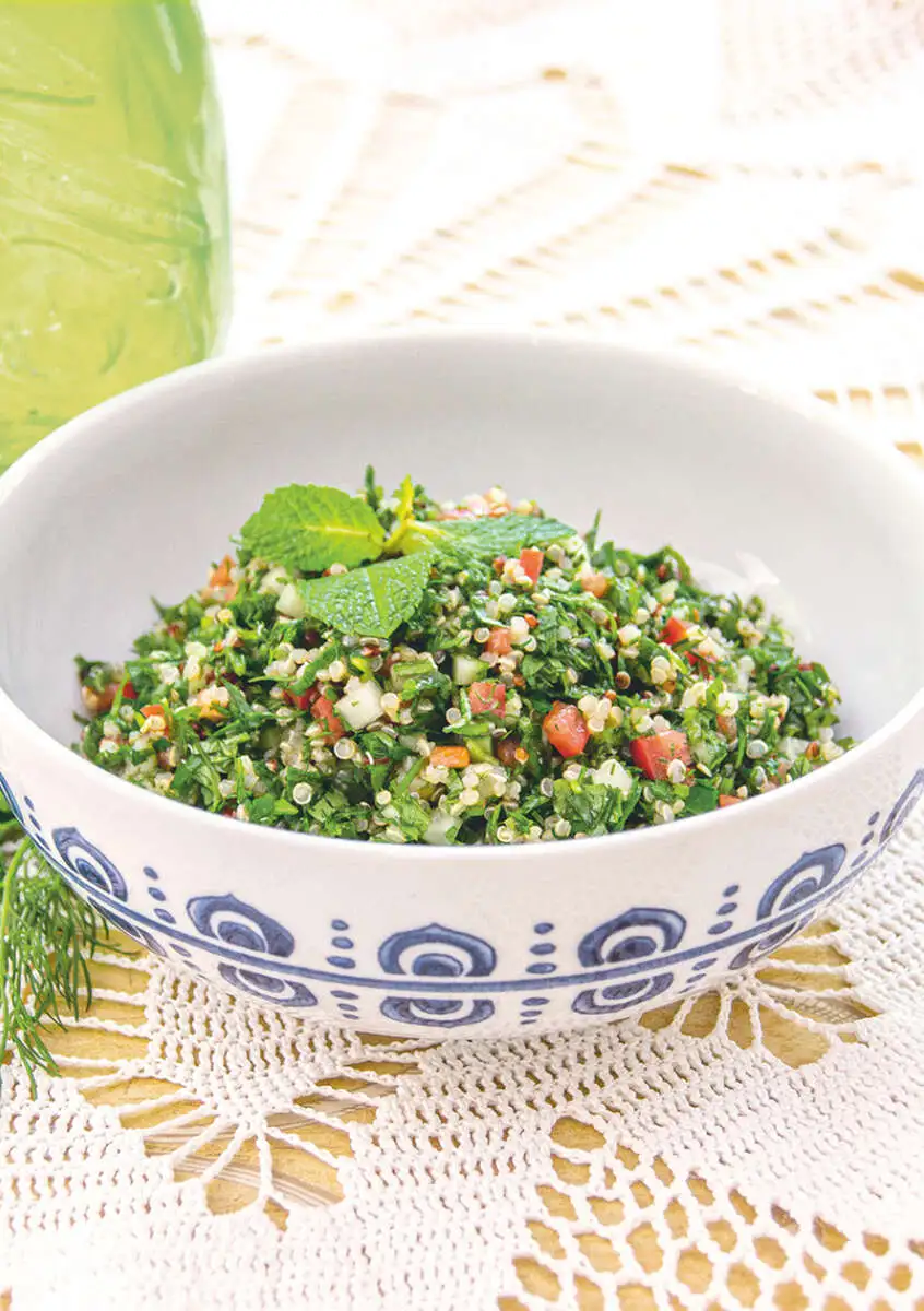 Салат "Табуле" из киноа с местной зеленью и свежими овощами