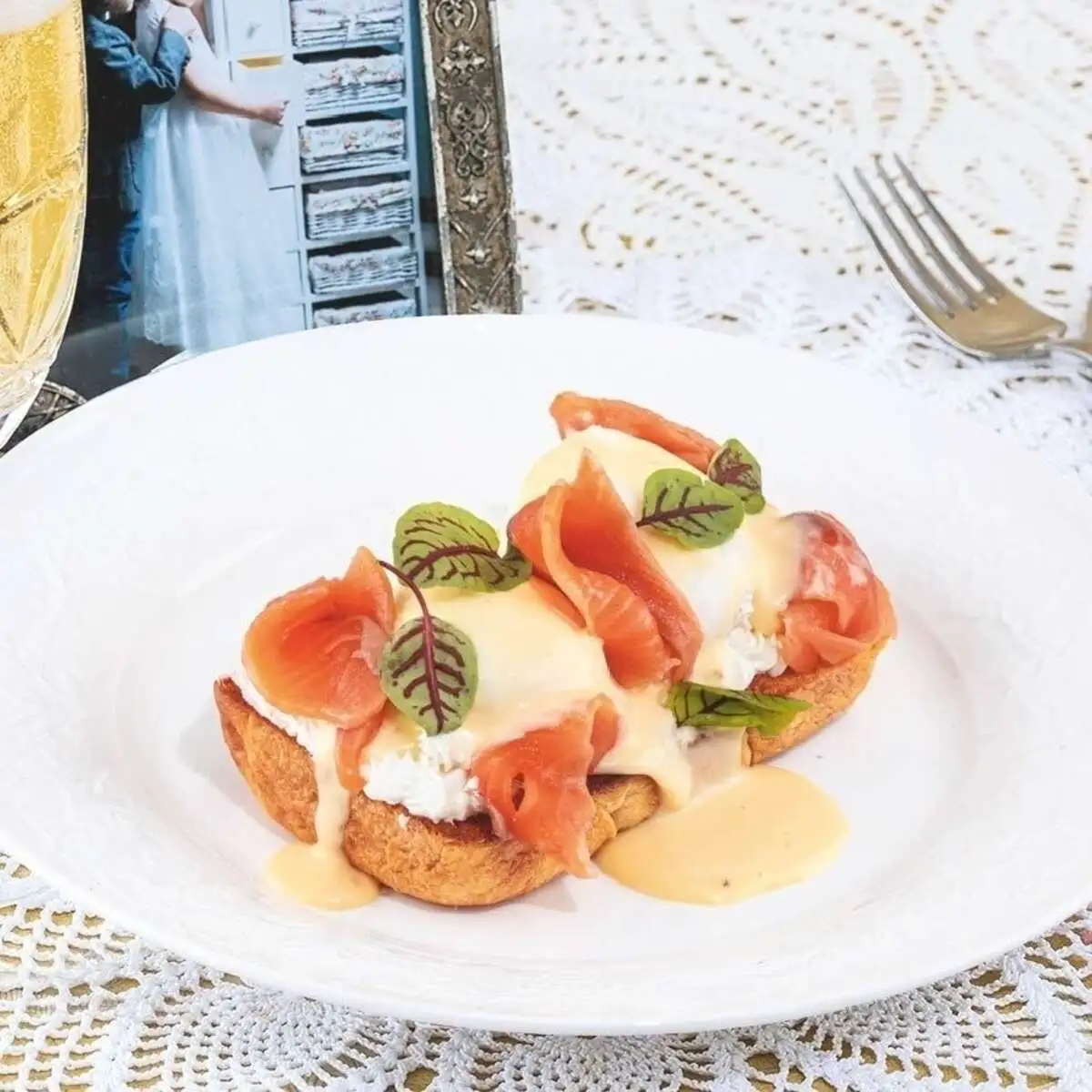 Утренний бутерброд на томатной бриоши с форелью шеф-посола, яйцами пашот и сырным соусом