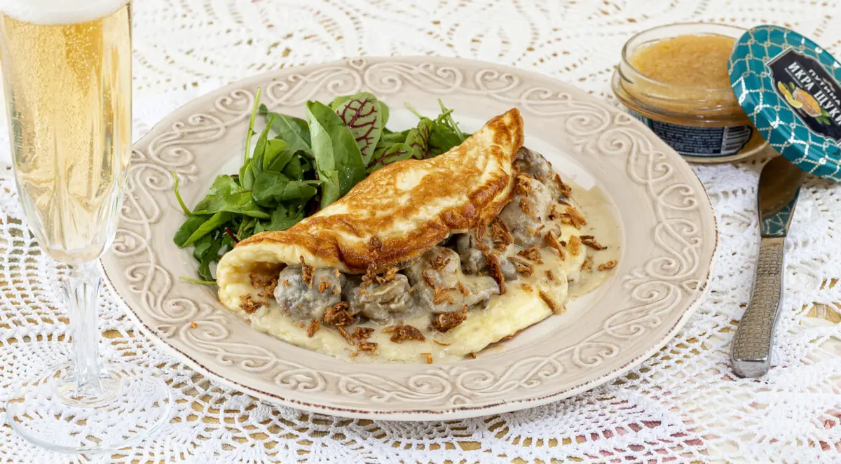 Омлет с черноморскими рапанами в сливочном соусе со свежей зеленью и хрустящим луком