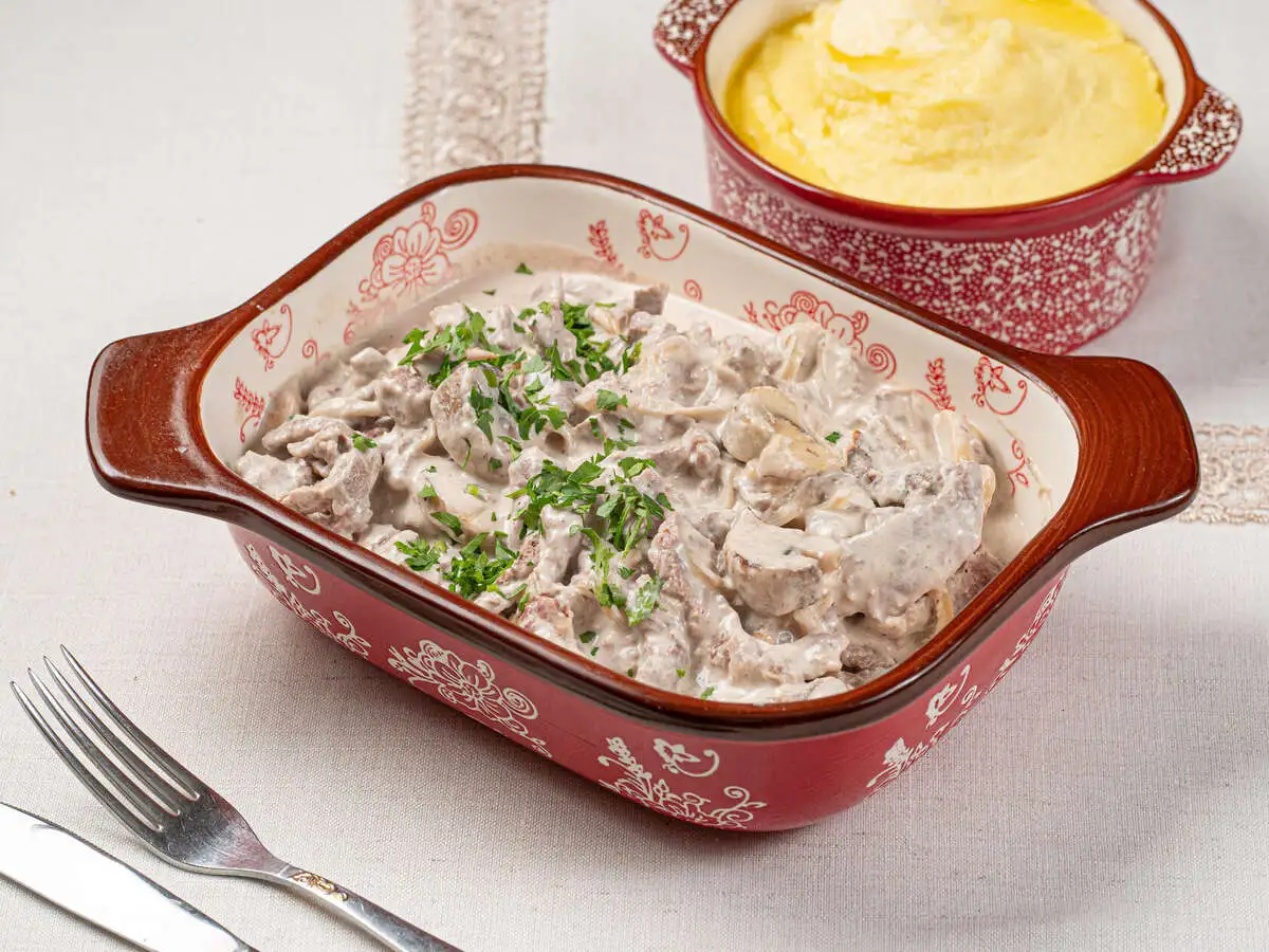 Бефстроганов из говядины с шампиньонами