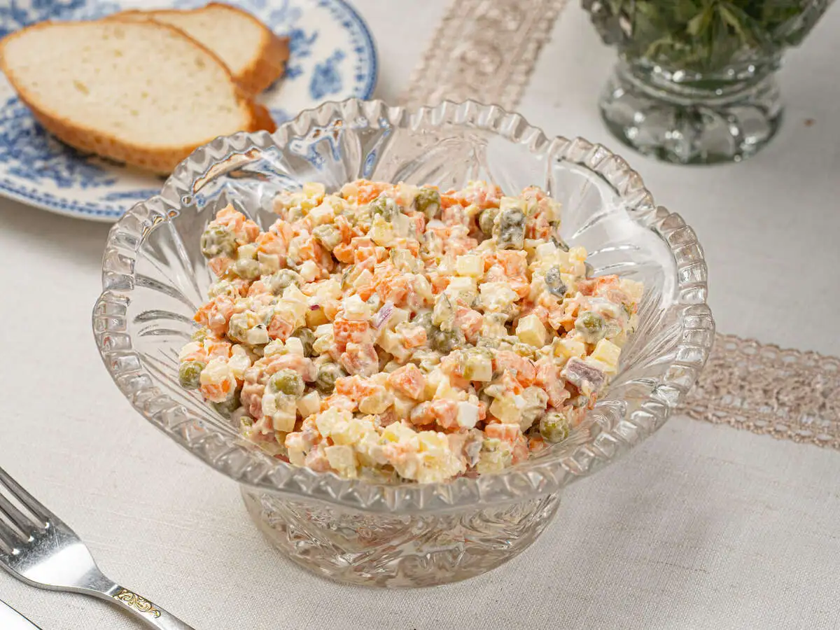 Оливье с малосольной форелью