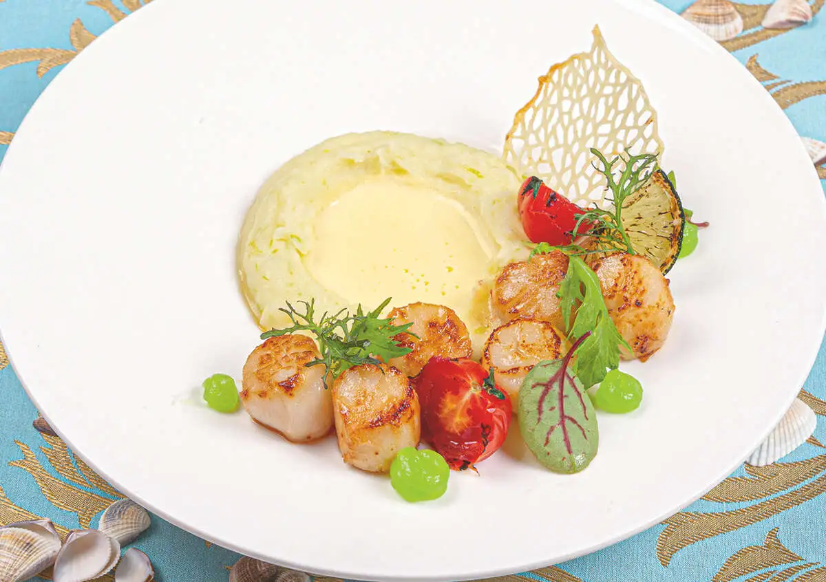 Гребешки с картофельным пюре и сливочно-сырным соусом