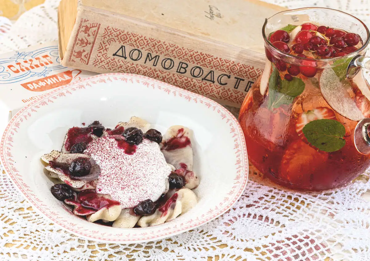 Вареники с вишней, с греческим йогуртом и домашним вареньем