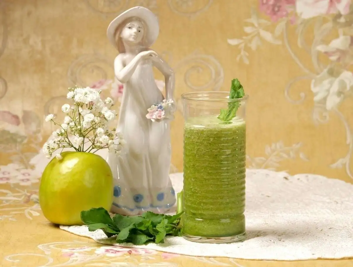 Смузи из груши, яблочного сока, шпината, банана и меда