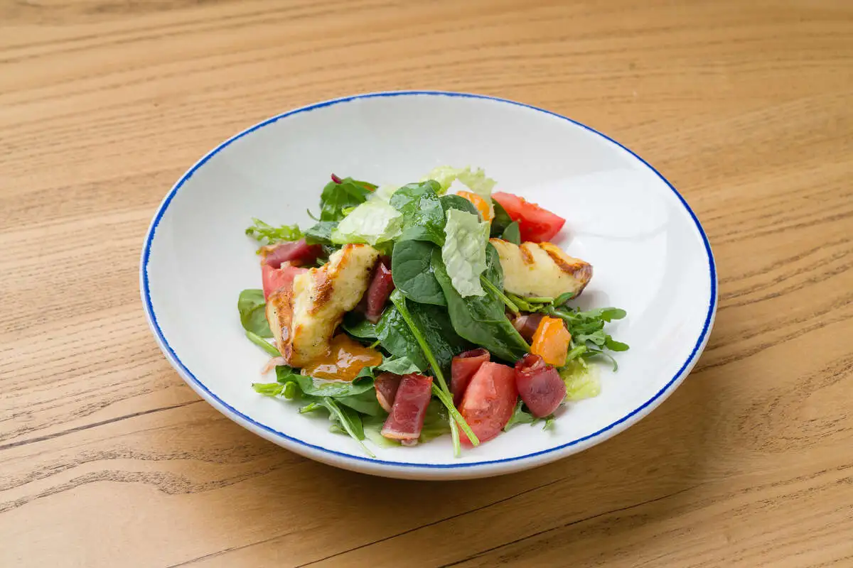 Салат с сыром халуми и вяленной утиной грудкой