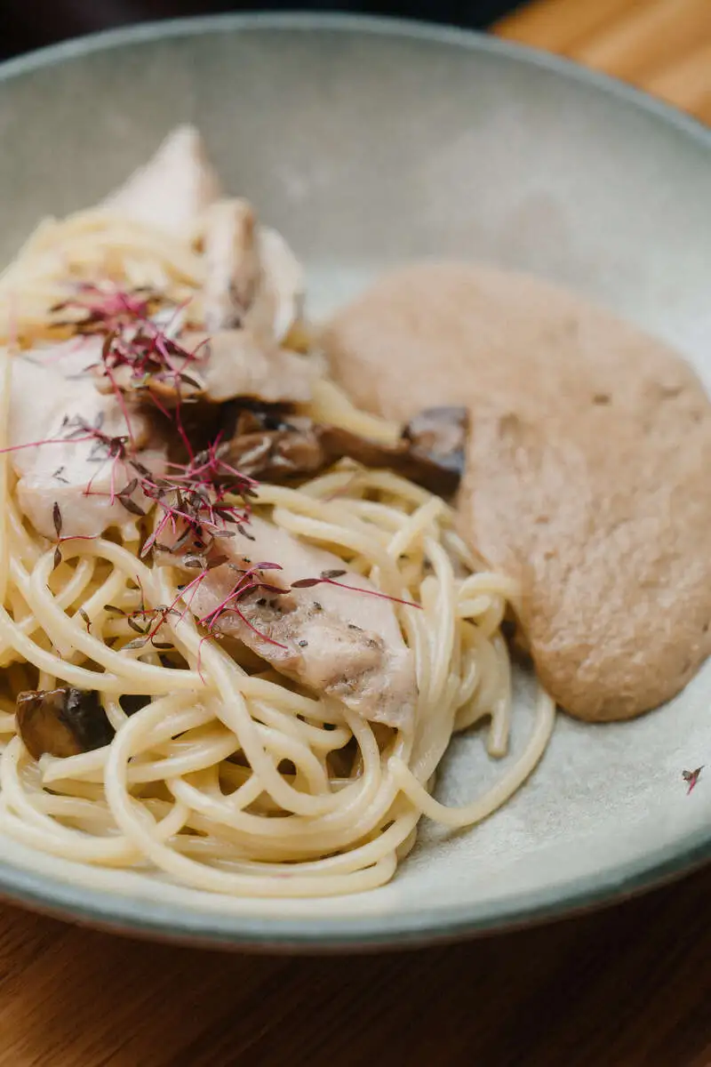 Паста с грибами, цыпленком и трюфельным муссом