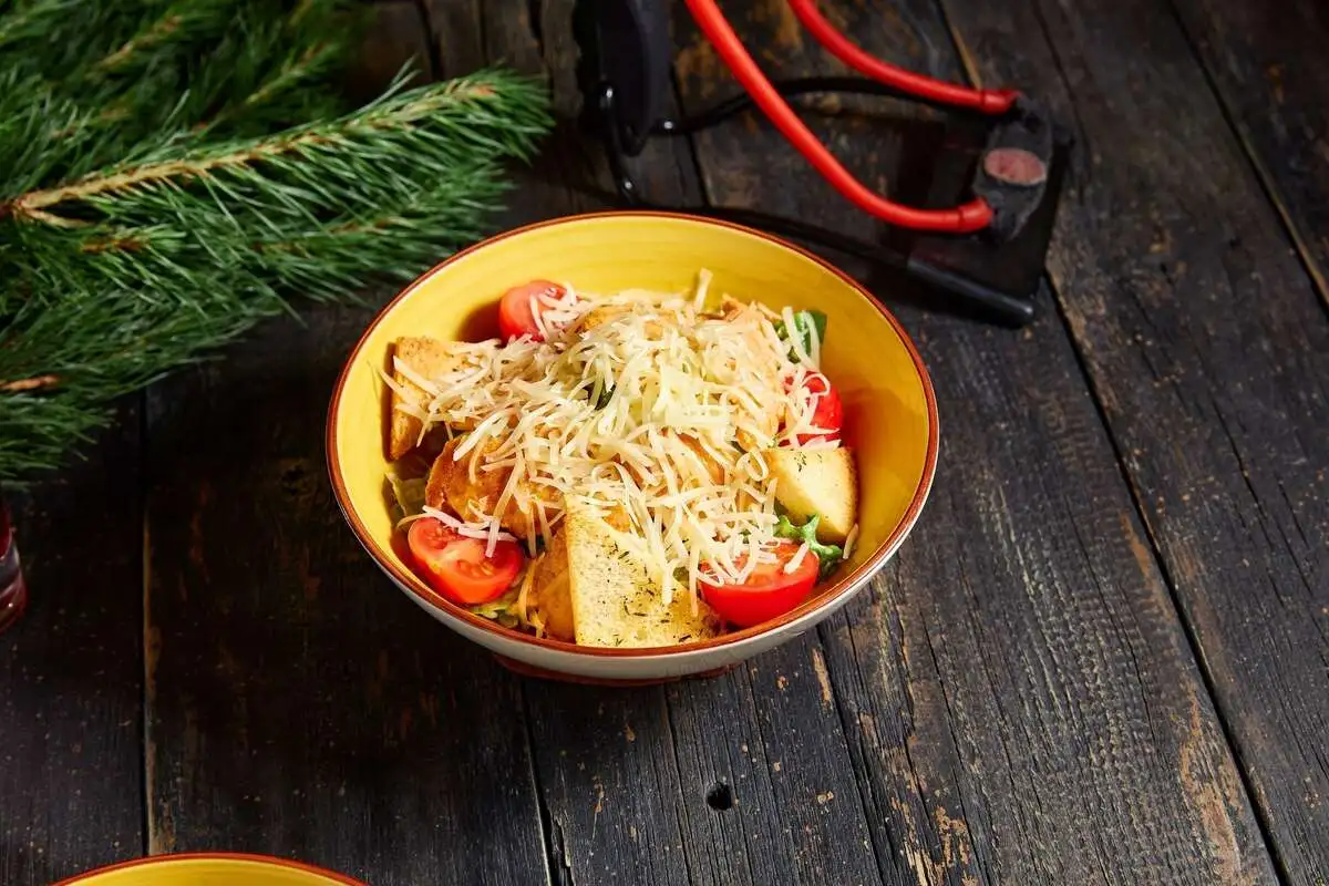 Салат Цезарь с курицей