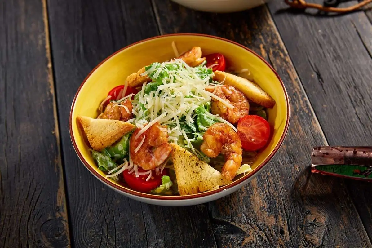 Салат Цезарь с креветками