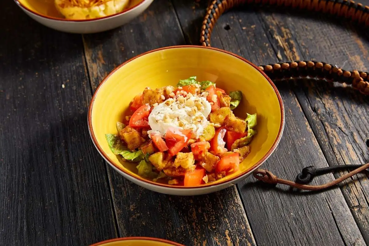 Салат Овощной с сыром страчателла