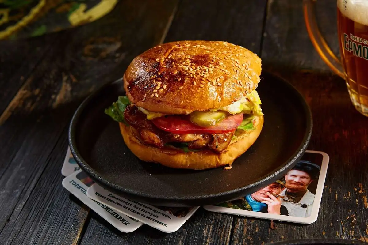 Бургер с куриным стейком