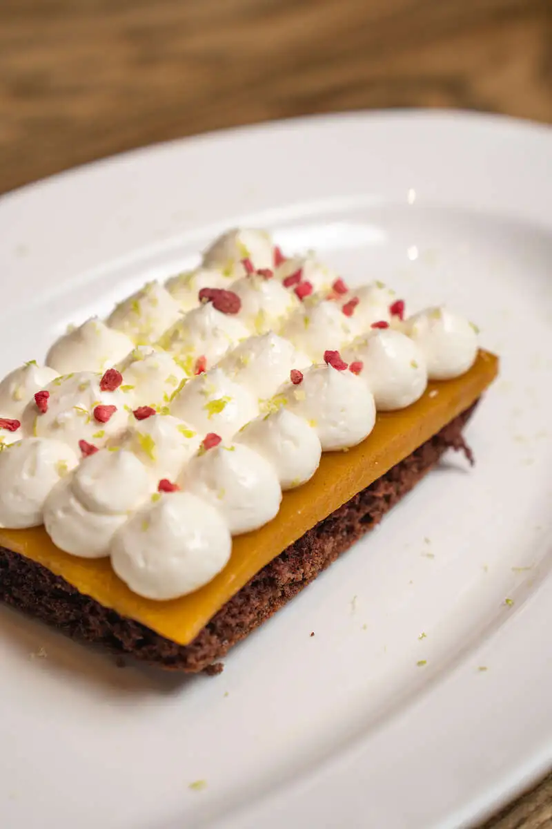 Шоколадный десерт с манго