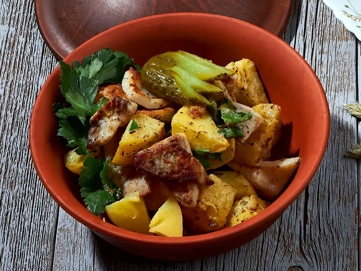 Жареный картофель со шкварками и соленым огурчиком