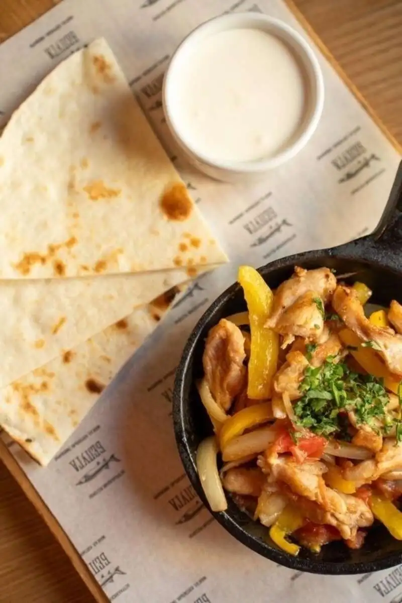 ЛАНЧ ФАХИТАС С КУРИЦЕЙ