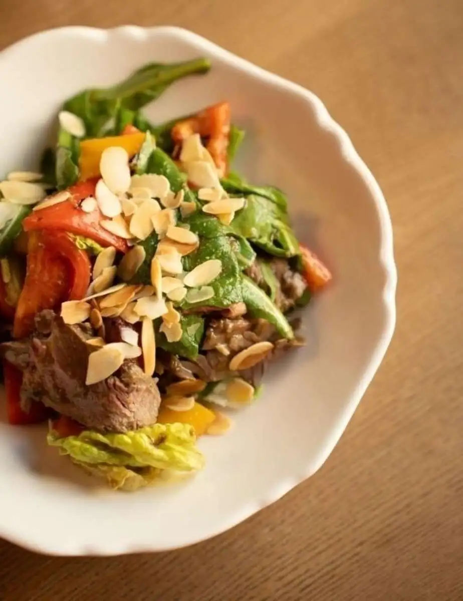 ЛАНЧ САЛАТ С РОСТБИФОМ И СОУСОМ ТКЕМАЛИ