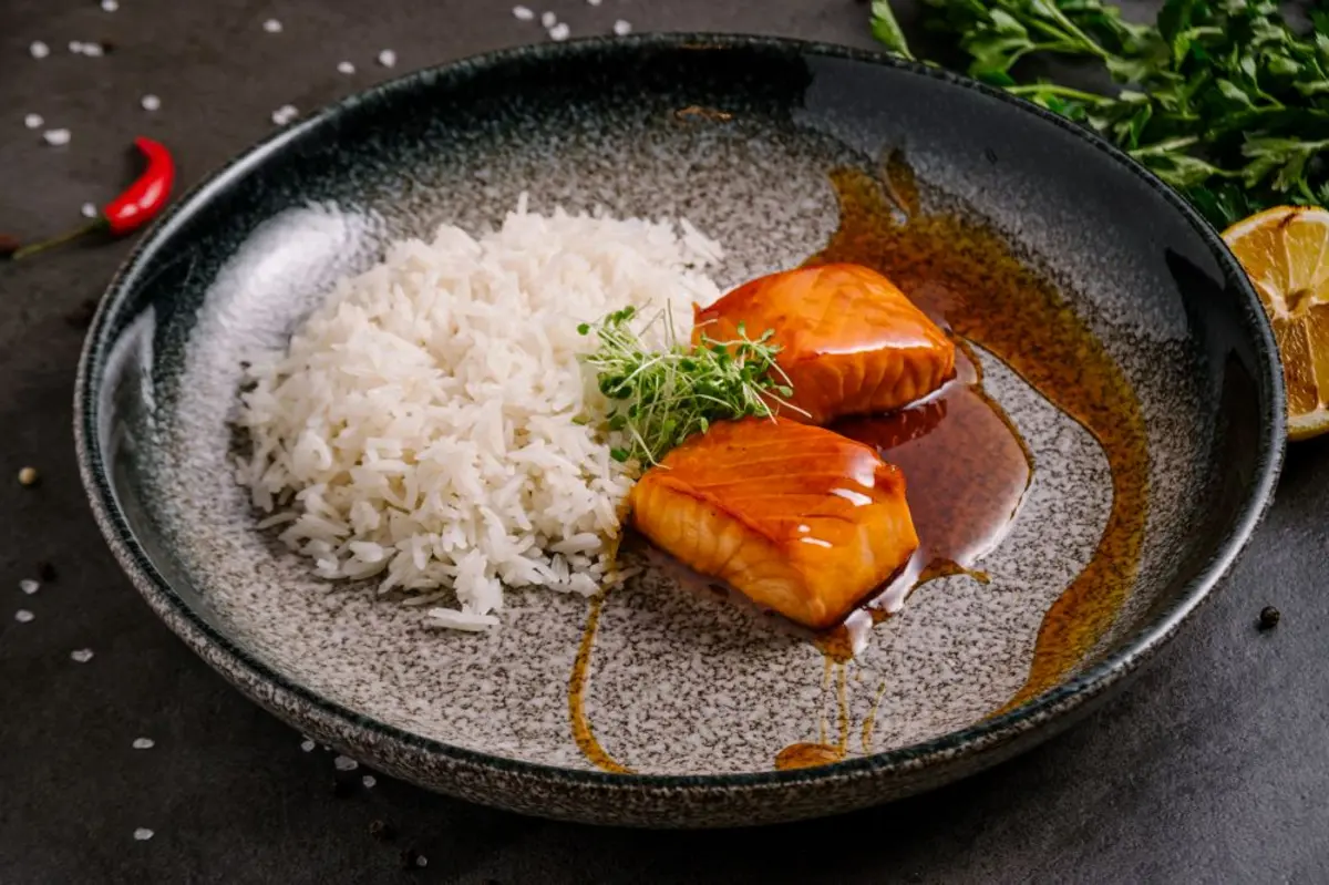 ЛОСОСЬ ТЕРИЯКИ С РИСОМ