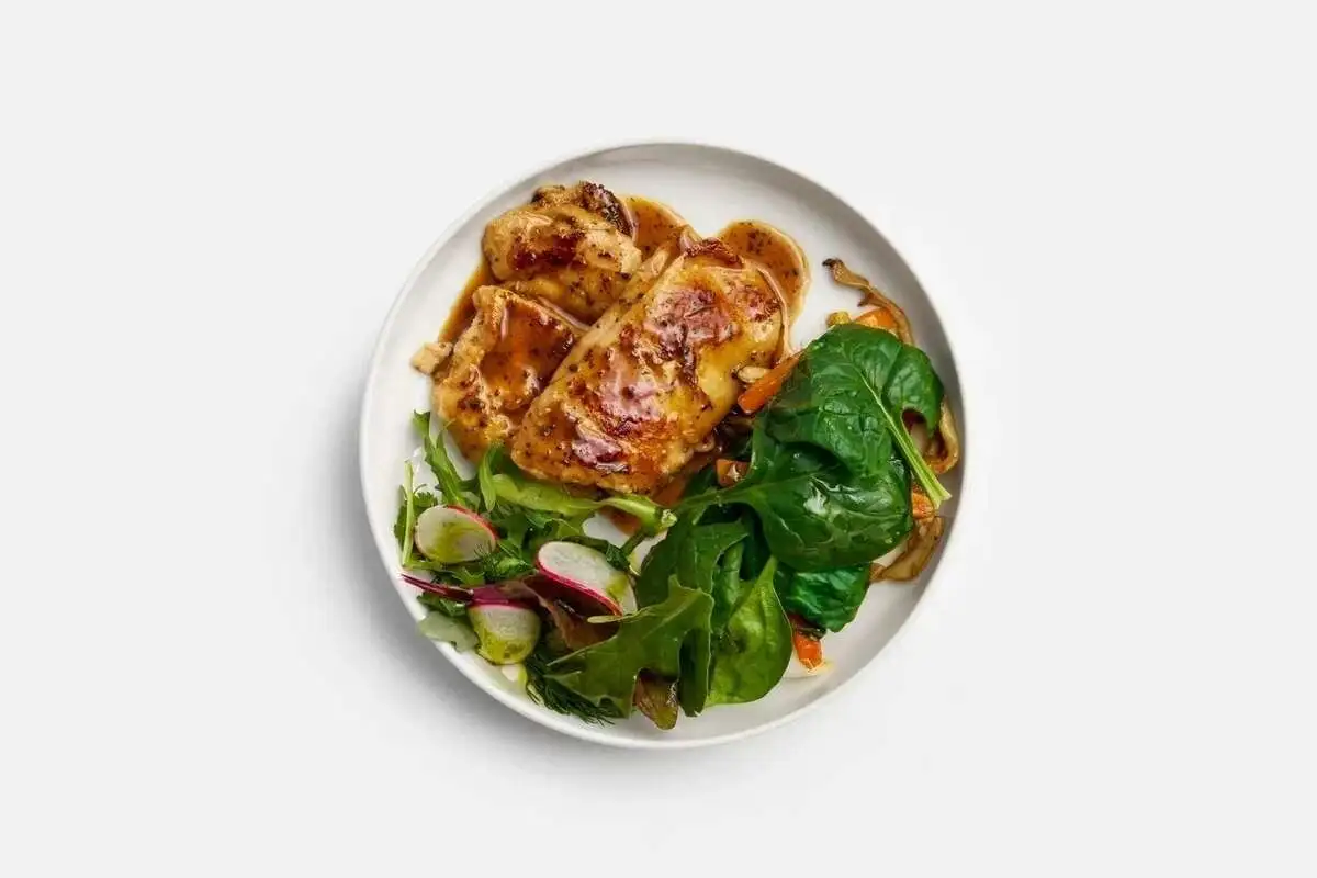 Куриное бедро с овощами