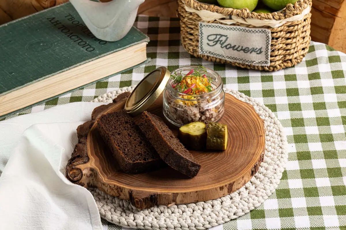 Тартар из краковской колбасы 