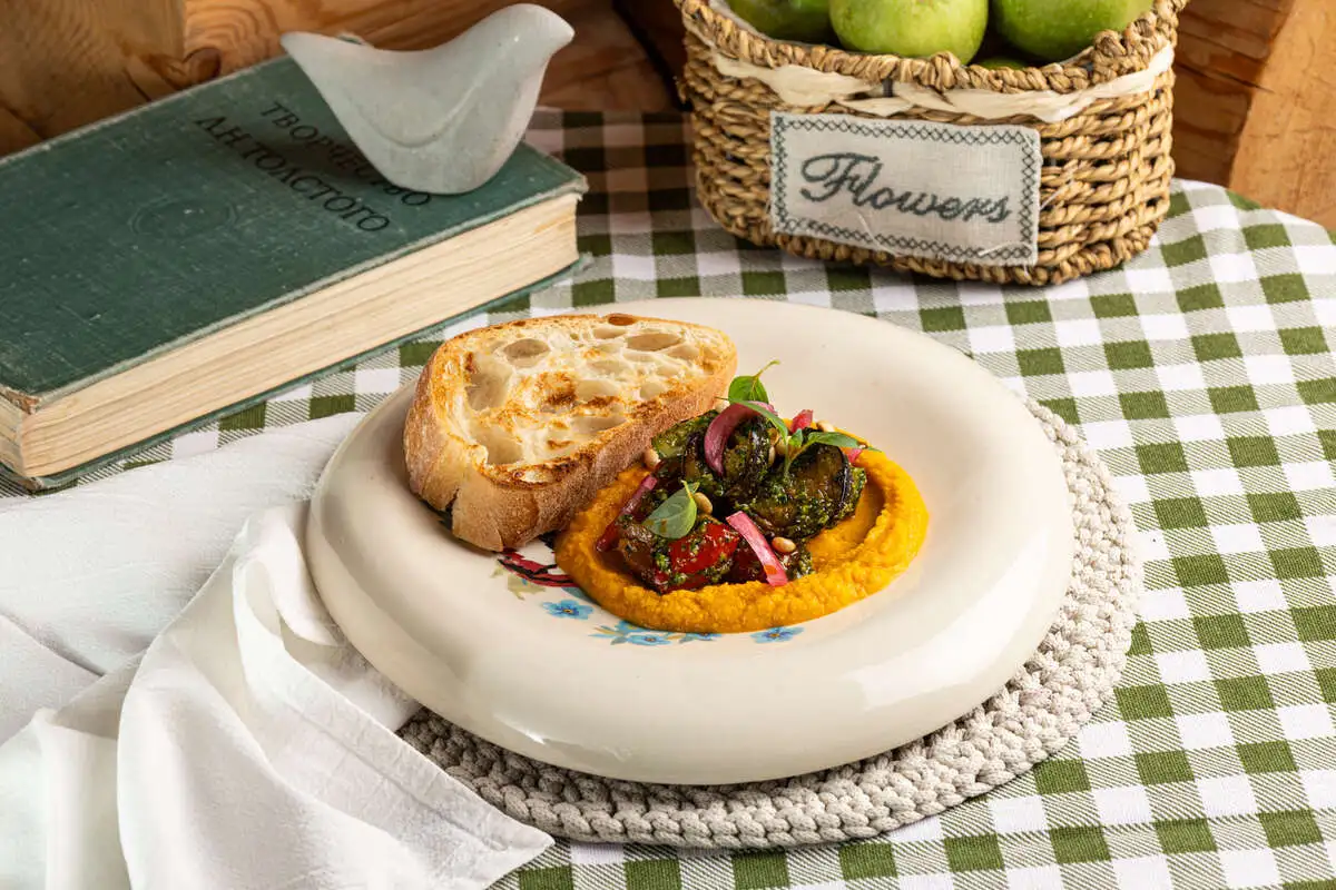 Морковный хумус с печеными овощами