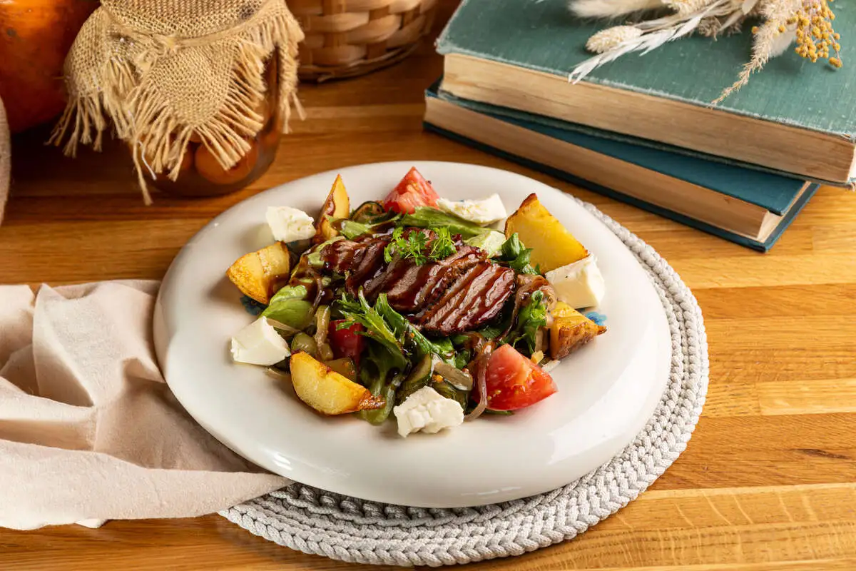 Теплый салат с утиной грудкой