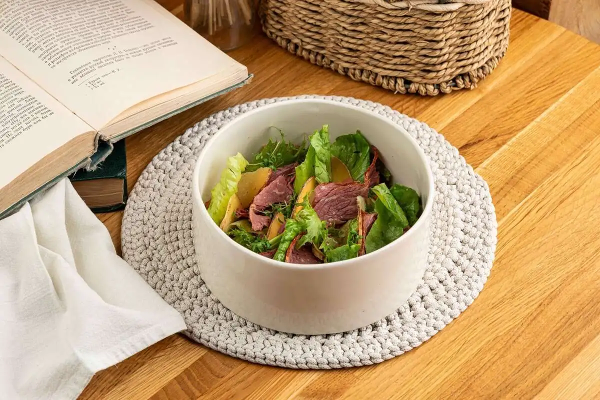 Салат с пастрами и тыквой 