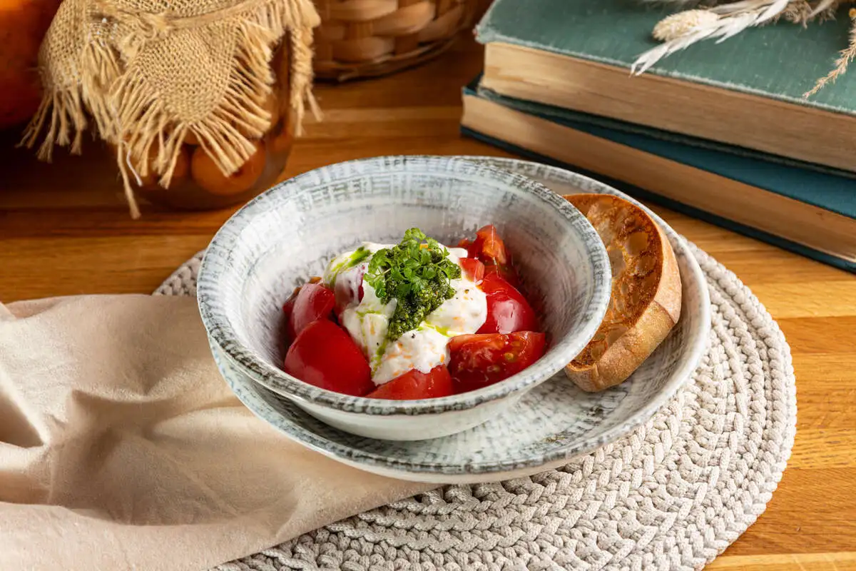 Сладкие томаты с пряным песто