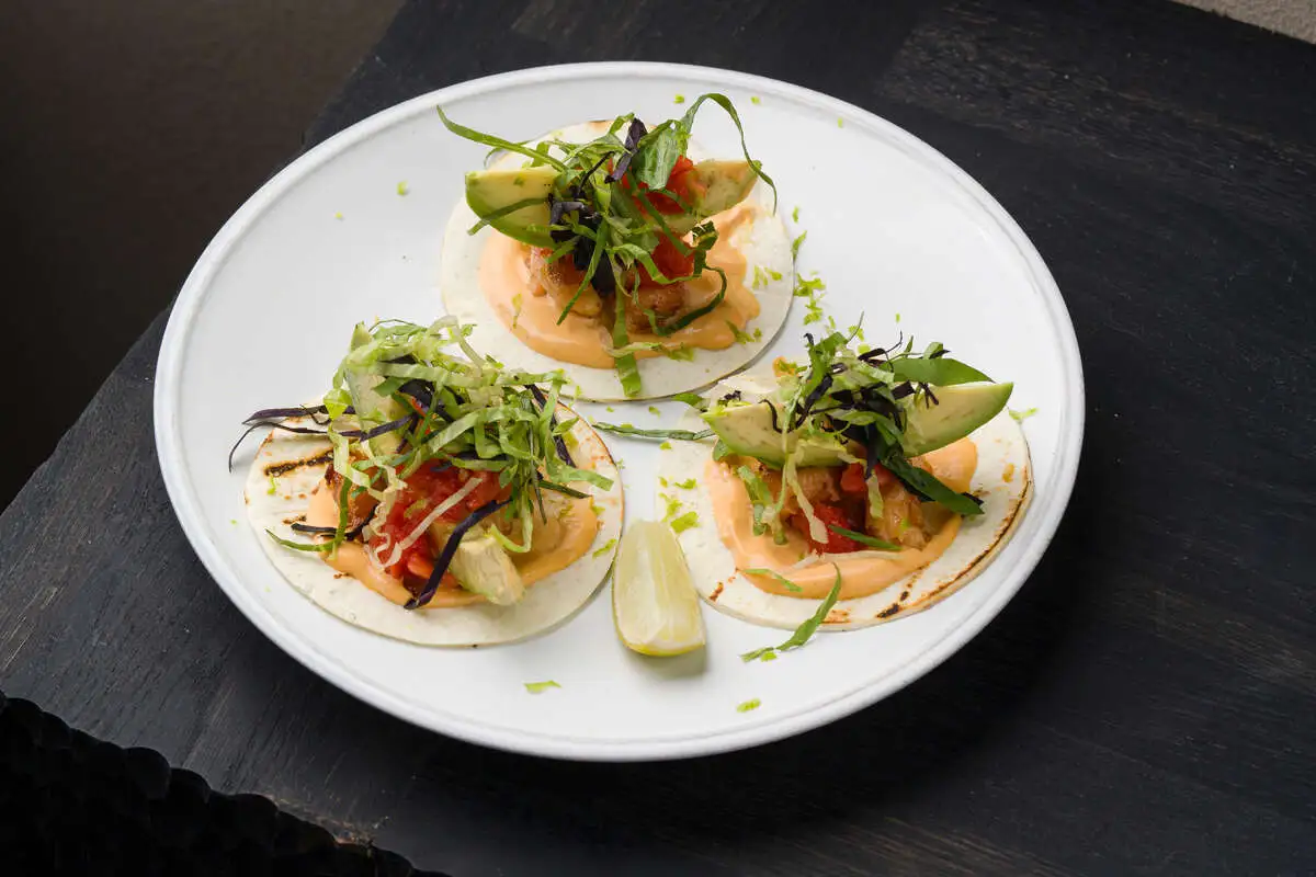 Тако с креветками и авокадо