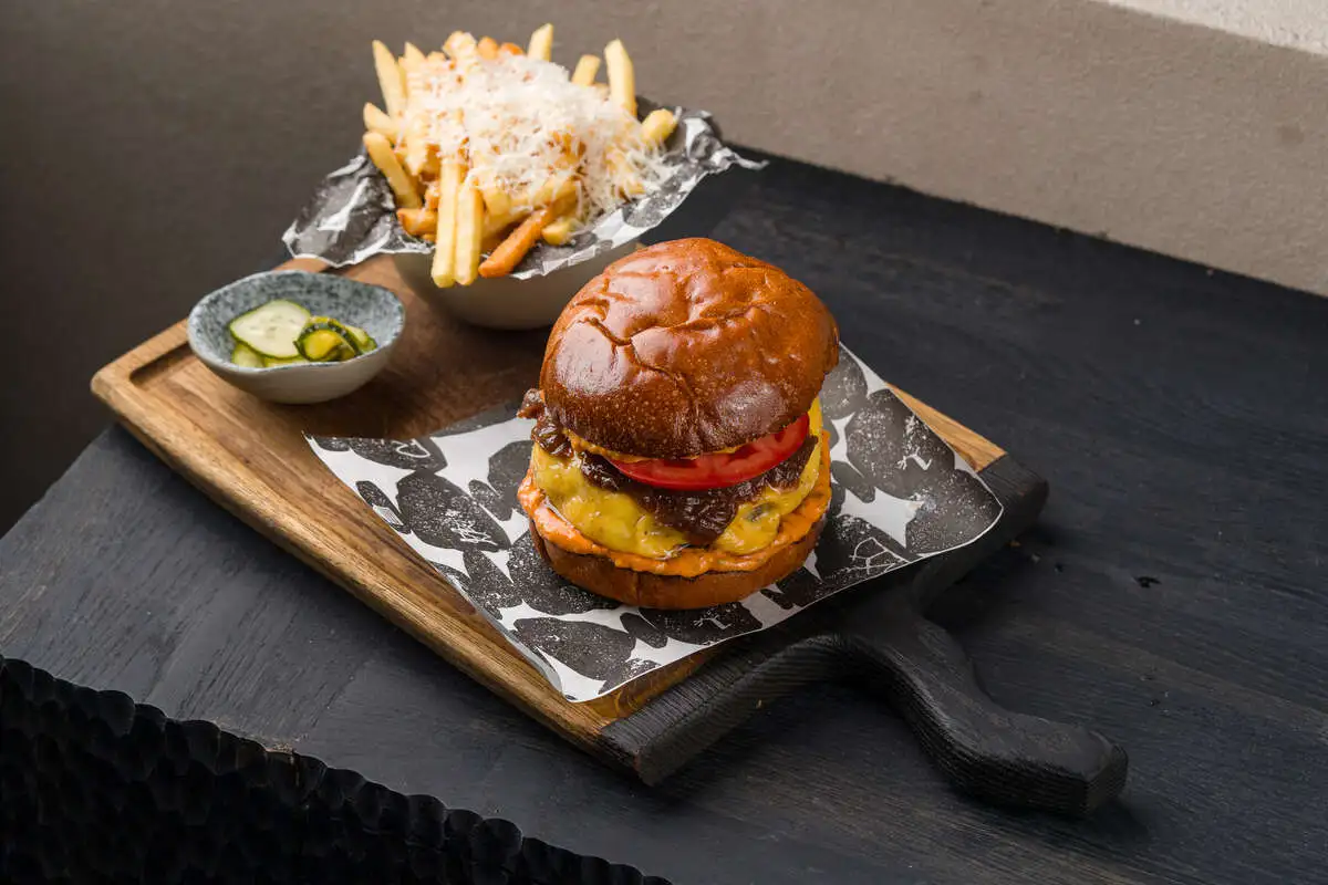 Чизбургер с картофелем фри